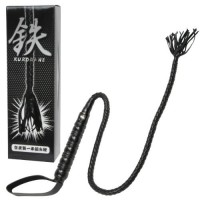 鉄-kurogane-丁寧に合皮で編みこまれた本格派の1本鞭!
握りやすく成形された木製グリップで扱いやすさも追求!