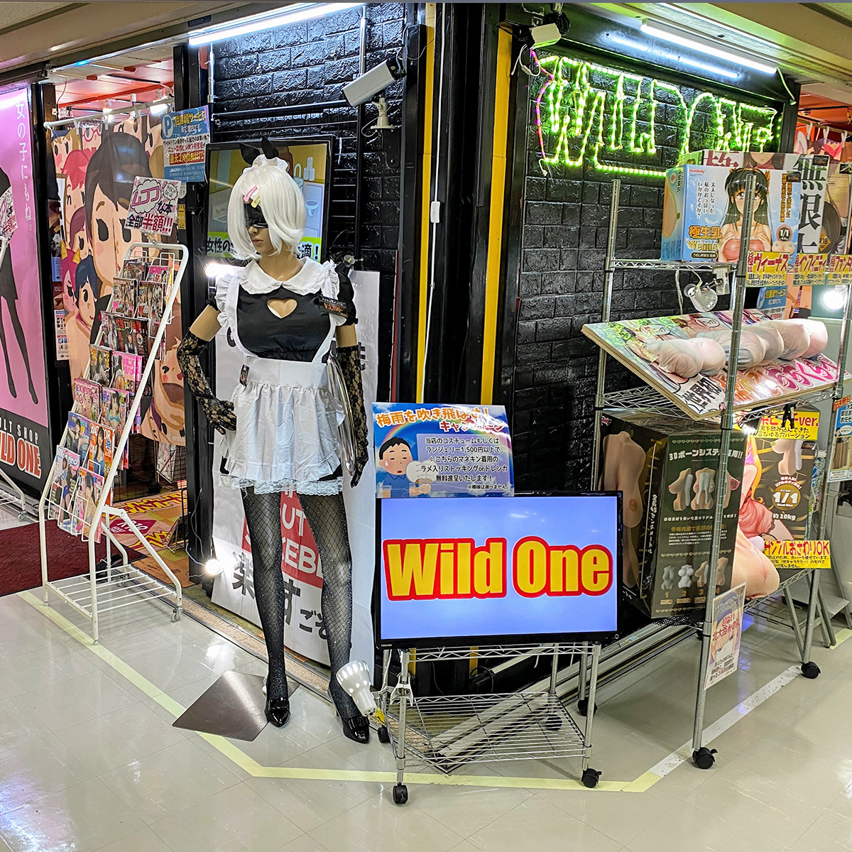 左側に「珍雲堂」さんが見えたら左に通路がありますね。ここを曲がります。