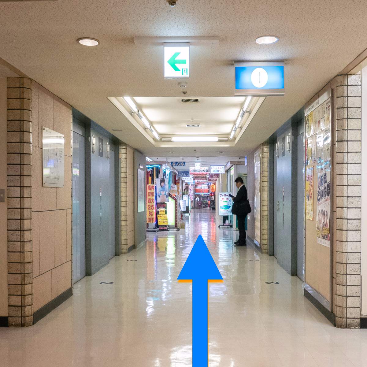 後は直進して、手前側のアダルトグッズショップに入るだけ! そう、そこが……
