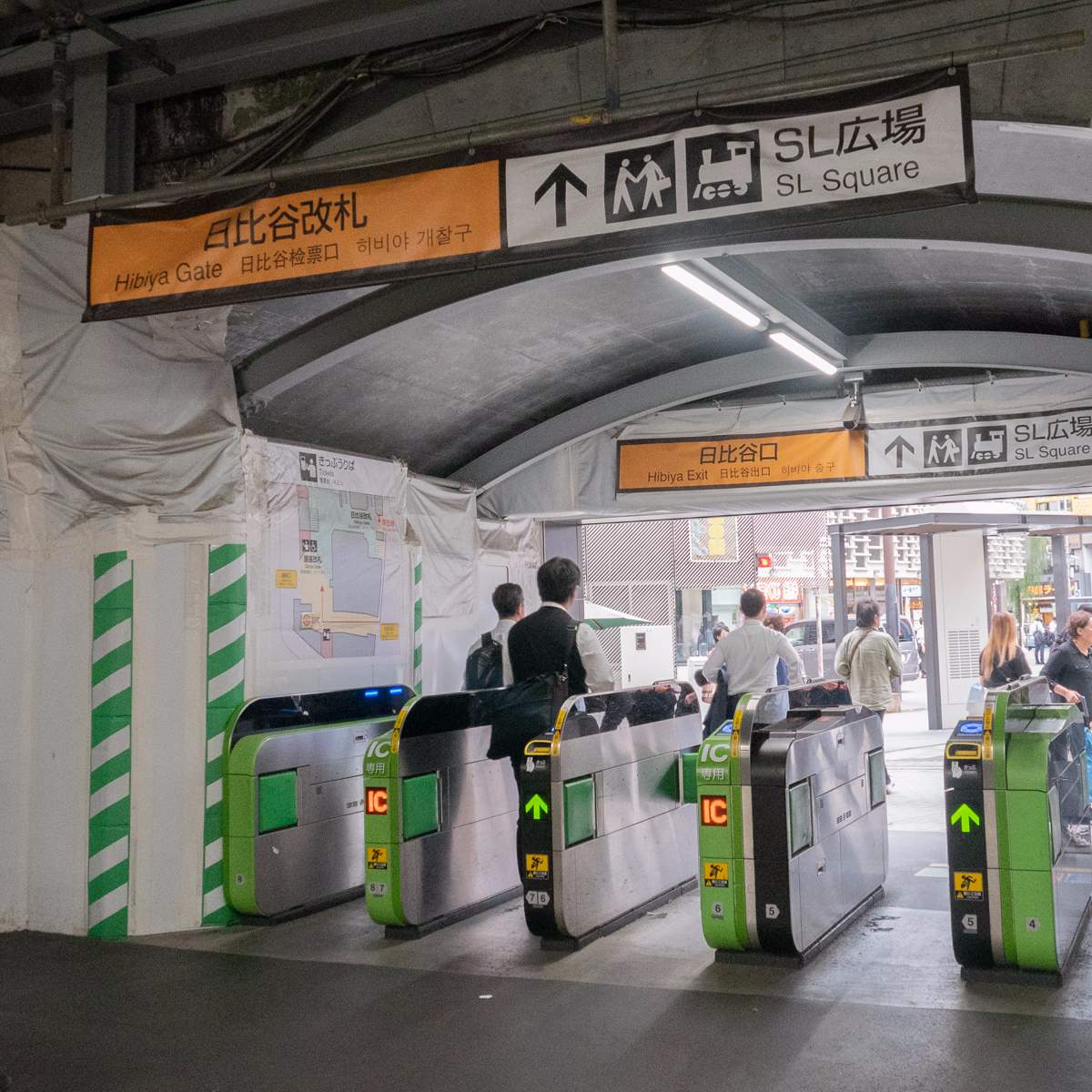 JR新橋駅、日比谷口から降ります。
