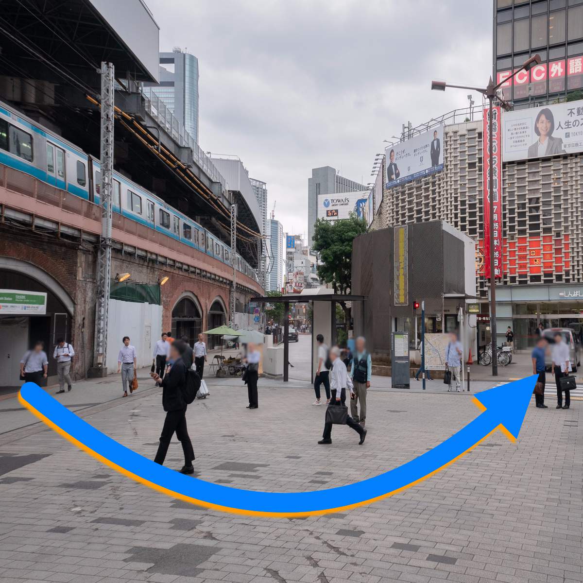 日比谷口を出て左側、テレビでよくみる「ニュー新橋ビル」に入ります。 横断歩道を渡ります。