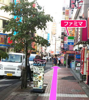ちょっと歩くと、右手に「ファミリーマート」が見えます。 ここを通りすぎれば、あとちょっと!