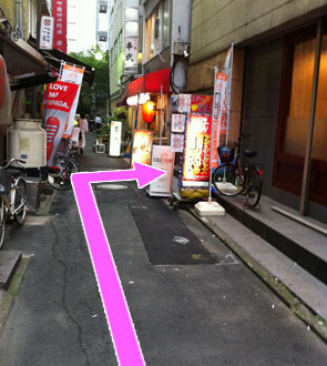 「キングビル」2Fがワイルドワンオナホ館です。階段を上って、いらっしゃいませ!